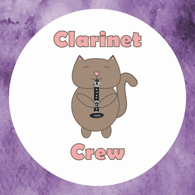 Clarinet Crew Cat Rosa Runt Klistermärke (A sticker that says Clarinet Crew in pink along with a brown cat playing the clarinet.)