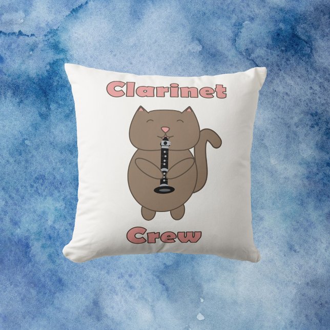 Clarinet Crew Rosa Brown Cat Funny Kudde (A throw pillow with a brown cartoon cat playing the clarinet with the words clarinet crew in pink.)