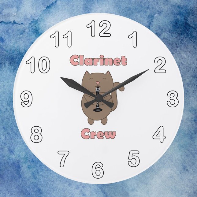 Clarinet Crew Rosa Brown Cat Stor Klocka (A clock with black and white numbers that says clarinet crew with a cat playing clarinet.)
