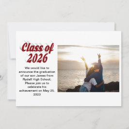 Class of 2026 burgundy text  graduation photo  inbjudningar