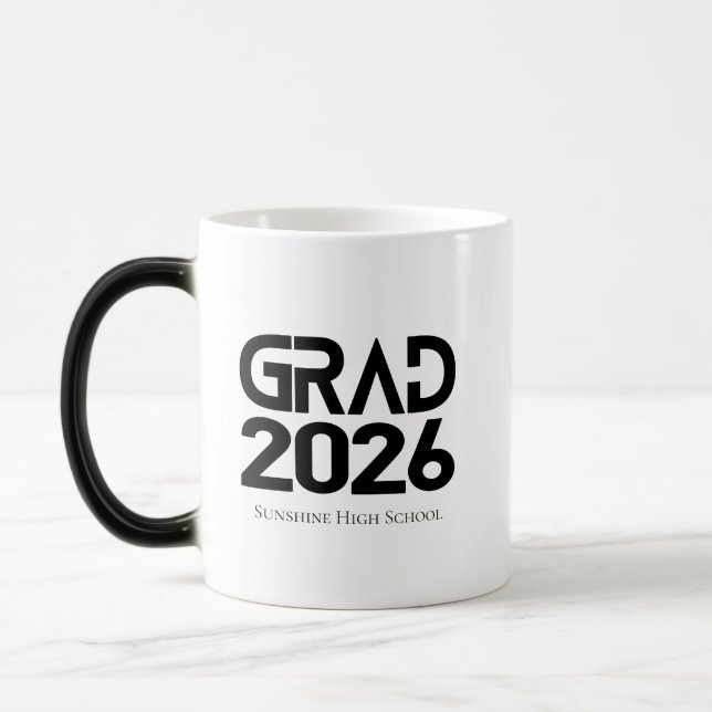 Class of 2026 Graduation Black White Minimalist Magisk Mugg (Vänster)