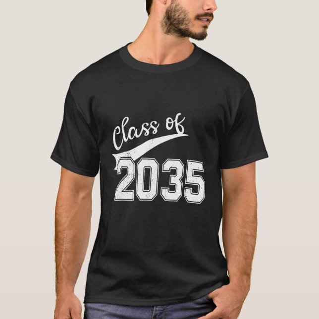 Class Of 2035 Grow With Me Graduation First Day Of T Shirt (Framsida)