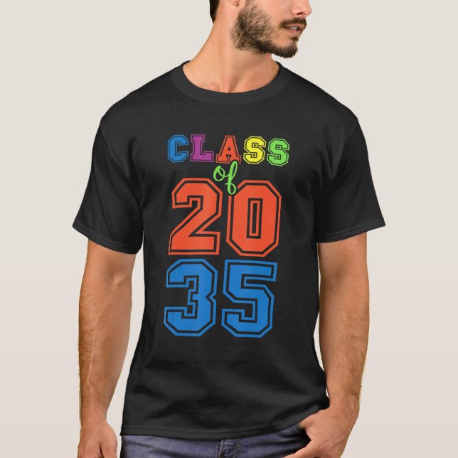 Class Of 2035 Grow With Me Graduation First Day Of T Shirt (Framsida)