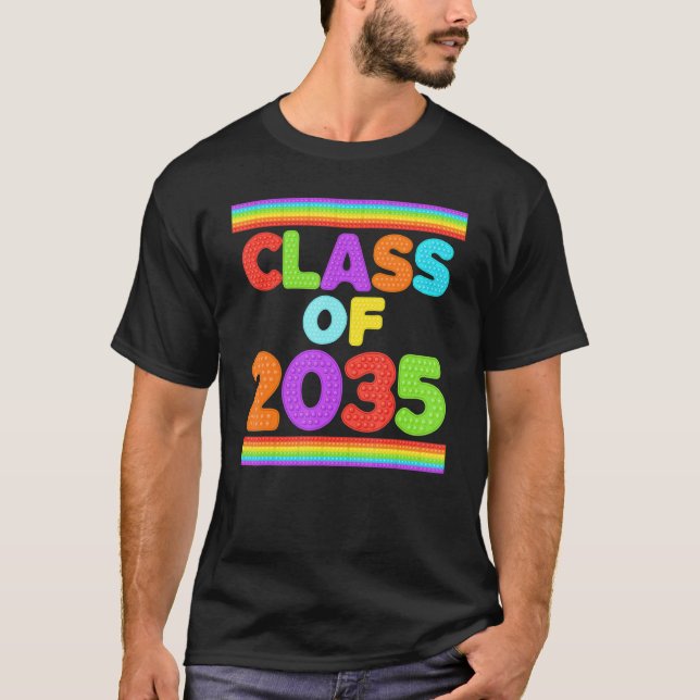 Class of 2035 Growing With Me Kindergarten Graduat T Shirt (Framsida)
