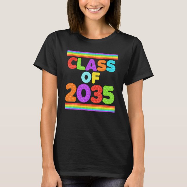 Class of 2035 Growing With Me Kindergarten Graduat T Shirt (Framsida)