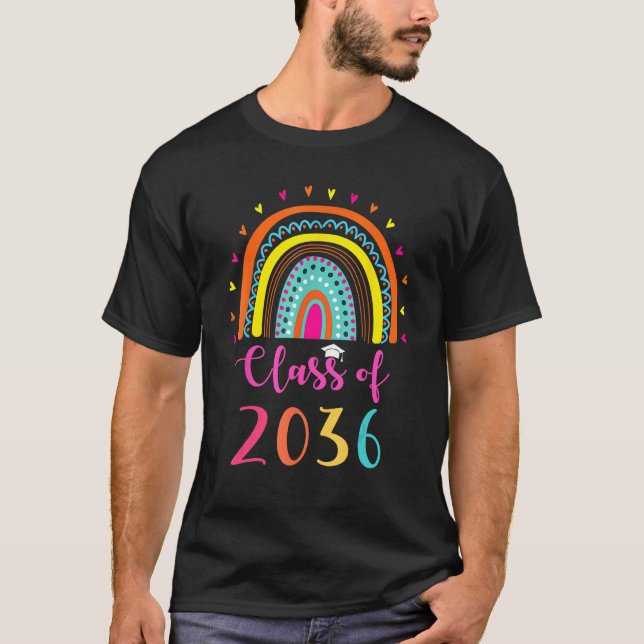 Class Of 2036 Kindergarten Graduate Graduation Rai T Shirt (Framsida)