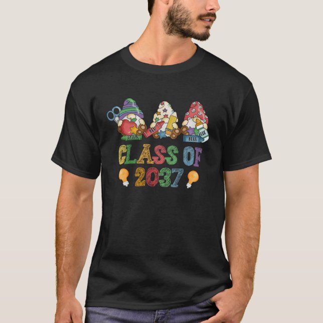 Class Of 2037 Gnome Graduation Kindergarten First  T Shirt (Framsida)