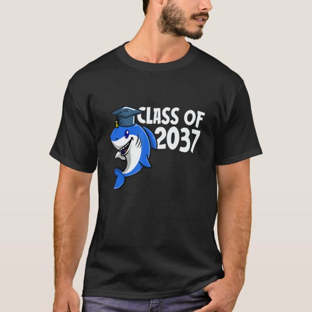 Class Of 2037 Shark Graduate Pre K Kindergarten Pr T Shirt (Framsida)