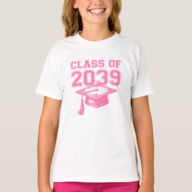 Class of 2039 Ornate Pink Graduation Cap Design T Shirt (Framsida)