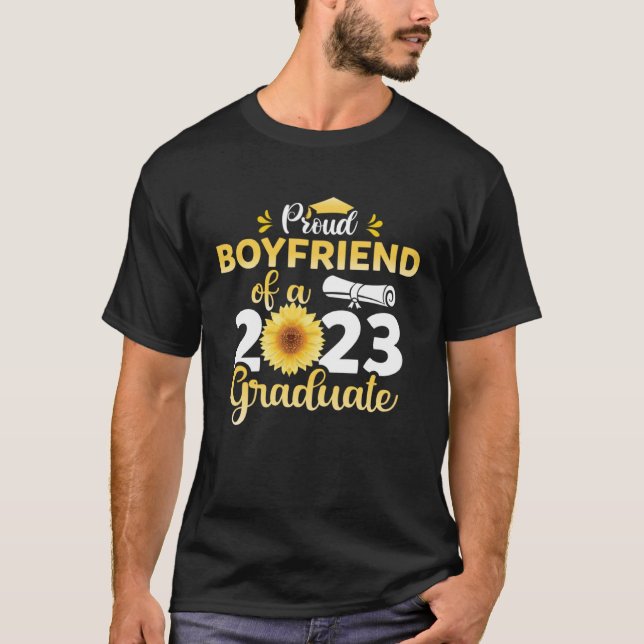 Class Of 23 Graduate Sunflower Proud Boyfriend Of  T Shirt (Framsida)