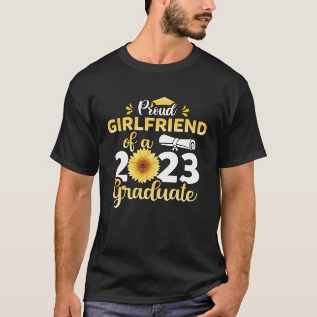 Class Of 23 Graduate Sunflower Proud Girlfriend Of T Shirt (Framsida)