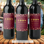 Class Reunion Maroon Guld Stars Personlig Vinflaska Etikett<br><div class="desc">Personlig och anpassningsbar färg högskole- eller högskoleklassetiketter för återförening av vin eller dryckeretiketter som kan användas för vilken akademisk klass som helst (året är redigerbart) med klassår, skolår och namn och datum och/eller plats. Utformningen har guld-stjärnor och strängar ljus mot en redigerbar maronbakgrund färg som du enkelt kan byta till...</div>