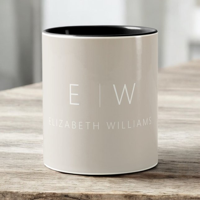 Classic Beige Taupe-Neutralten Minimalist Monogram Två-Tonad Mugg (Skapare uppladdad)