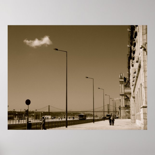 Classic Black and White City Street i Lissabon Poster (Framsidan)