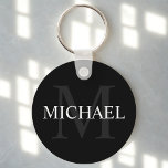 Classic Black Personlig Monogram och Namn Nyckelring<br><div class="desc">Personlig Monogram och Namn Gift har personlig namn i vitt och monogram i grått som bakgrund,  i klassiskt serif font stil,  på svart bakgrund. Perfekt som helgdag,  familjeåterförening,  tack för marskalkar och gåva vid särskilda tillfällen.</div>