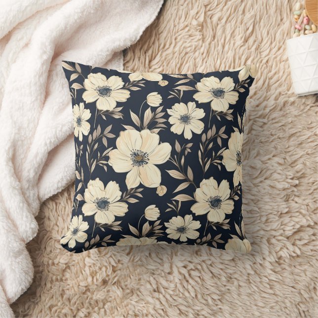 Classic Cream Flowers On Dark Navy Blue Background Kudde (Filt)