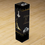 Classic Gatsby Deco Bröllop Vin Box Presentask För Vinflaska<br><div class="desc">Klassisk och Sophisitcated,  Black and Guld i Art Deco Stil på 20-talet,  Roaring Twenties Gatsby Stil Vintage and Elegant,  med 1920:s "Underbara Gatsby"-tema i svart och guld. En svart bakgrund belyser den intrikata geometriska Art Deco stil-designen och bokstäverna som skapas i en övertoning guld.</div>