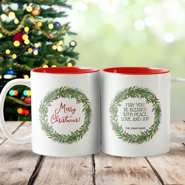 Classic Holly WandeFamily Namn-jul Två-Tonad Mugg (Make this Christmas memorable with our Classic Wreath Merry Christmas Coffee Mug.)