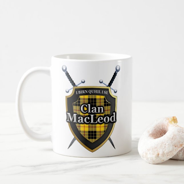 Classic Klan MacLeod II Swords och Tartan Shield Kaffemugg (Med munk)
