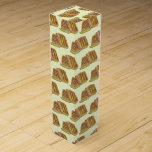 Classic Miami Cuban Sandwich Ham Gris Swiss Cheese Presentask För Vinflaska<br><div class="desc">Utformningen har en utsökt kubansk smörgås - en Miami, Florida-favorit! Den här smaksatta smörgåsen, en version av en klassisk skinka och ost, har kubanskt bröd, skinka, schweizerost, pickles, senap och ibland salami. Underbar för en livsmedelsfestival eller annat evenemang. Denna kubanska smörgåsgriddesign finns också tillgänglig på andra produkter. Det finns också...</div>