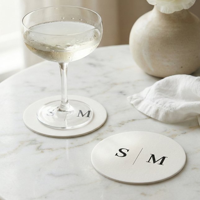 Classic Monogram White Wedding Underlägg Papper Rund (Skapare uppladdad)