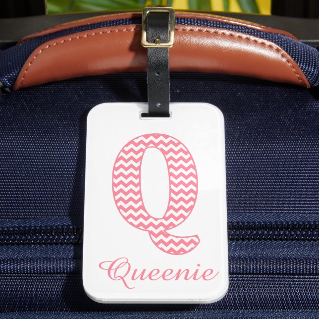 Classic Preppy Rosa Chevron Brev Q Monogram Bagagebricka (Framsida Insitu 2)