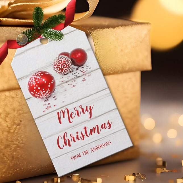 Classic Red Baubles and Stars God jul Presentetikett (A classic and festive Christmas gift tag featuring red Christmas baubles on rustic white wood)