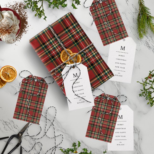 Classic Red Plaid Monogram Merry Christmas Holiday Presentetikett (Skapare uppladdad)