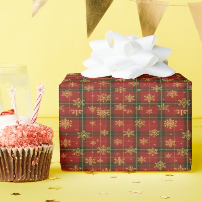 Classic Red Tartan with Golden Snowflakes Presentpapper (Födelsedagsfest)