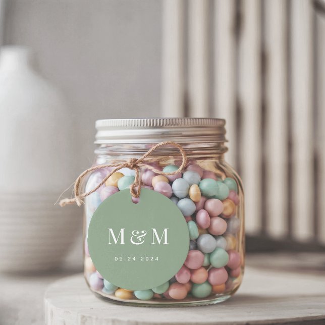 Classic Sage Green Monogram Typography Wedding Gåvor Etiketter (Skapare uppladdad)