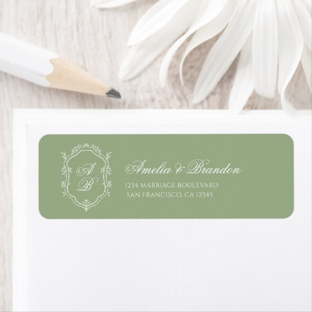 Classic Sage Green & White Monogram Crest Wedding Returadress Etikett (Insitu)