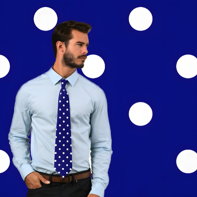 Classic White Polka Dot Mönster på marinplattan Slips (Man wears a Classic White Polka Dot Pattern on Navy Tie. Background matches tie pattern.)