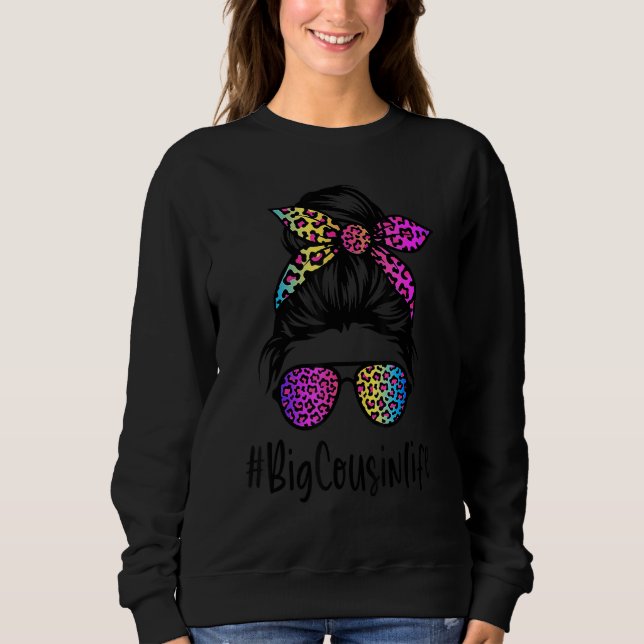 Classy Big Cousin life Messy Bun Rainbow Leopard T Shirt (Framsida)