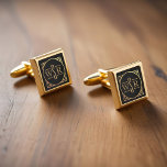Classy Black & Guld Art Deco 3 Brev Monogram Guldpläterade Manschetterknappar<br><div class="desc">Unik personlig 3 brev monogrammad art deco stil black and guld cufflinks. Konstruktionen har en monogramdesign i tre brev-klass för första,  mitten och efternamn i en dekorativ ram i konst deco stil faux silver. Underbar gåva till fars dag,  födelsedag,  årsdag och mycket mer! Design och originalteckningar efter modelldokument</div>
