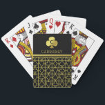 Classy Black Guld Card Kostym Monogrammed Klöver Kortlek<br><div class="desc">Dessa lyxiga,  personlig-spelkort har ett kort kostym mönster i svart och faux (tryckt) guld,  med plats överst för ditt monogram och namn. Fira din kärlek för kortspel med den här snyggten,  anpassningsbar Däcken.</div>