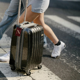 Classy Blommigt Monogrammed Brev N mörk röd Bagagebricka