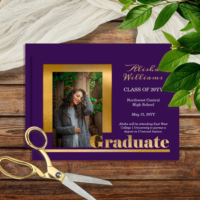 Classy Elegant Guld Text Student 1 Photo Lila Meddelande (Classy Elegant Gold Tone Text "Graduate" One Photo Purple Graduation Announcement - Print | Download)