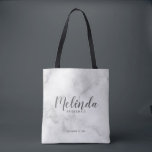 Classy Elegant Marble Personlig Bridesmaids Tygkasse<br><div class="desc">Klassy Elegant Marble Modern Script Personlig Bridesmaids Tote Bag med personlig bridesaid's namn i modernt calligraphy font stil med title och bröllop date i modernt sans serif font stil på vit marble-bakgrund. Även perfekt för Maid of honor,  Flower Girl,  Budens mamma m.fl.</div>