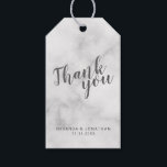 Classy Elegant Marble Wedding Favor Tack Presentetikett<br><div class="desc">Klassy Elegant White Marble Wedding Favor Tack Gift-Märkre med titel i grått modernt skript med namn och datum i modernt sans serif-teckensnitt på vit marmorbakgrund.</div>
