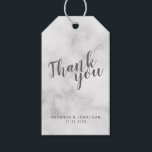 Classy Elegant Marble Wedding Favor Tack Presentetikett<br><div class="desc">Klassy Elegant White Marble Wedding Favor Tack Gift-Märkre med titel i grått modernt skript med namn och datum i modernt sans serif-teckensnitt på vit marmorbakgrund.</div>