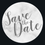 Classy Elegant White Marble Bröllop spara datum Runt Klistermärke<br><div class="desc">Classy Elegant White Marble Wedding Suite: Save the Date Sticker med titel i grått modern script font på vit marble-bakgrund.</div>