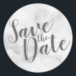 Classy Elegant White Marble Bröllop spara datum Runt Klistermärke<br><div class="desc">Classy Elegant White Marble Wedding Suite: Save the Date Sticker med titel i grått modern script font på vit marble-bakgrund.</div>