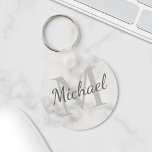 Classy Marble Personlig Monogram och Namn Nyckelring<br><div class="desc">Personlig Monogram och Namn Gift har personlig namn i grått-skriptteckensnitt stil och monogram i ljust grått serif font stil som bakgrund,  på vit marmorbakgrund. Perfekt som helgdag,  familjeåterförening,  tack för marskalkar och gåva vid särskilda tillfällen.</div>