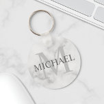Classy Marble Personlig Monogram och Namn Nyckelring<br><div class="desc">Personlig Monogram och Namn Gift har personlig namn i grått och monogram i ljust grått som bakgrund,  i klassiskt serif font stil,  på vit marmorbakgrund. Perfekt som helgdag,  familjeåterförening,  tack för marskalkar och gåva vid särskilda tillfällen.</div>