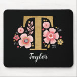 Classy Monogram Initial Rosa Black Brev T Musmatta<br><div class="desc">Ett vackert,  feminin monogrammat musknapp av rosa blommigt med rosa blommor och ett faux guld monogram brev T mot svart bakgrund. Anpassa musknappen genom att lägga till ditt namn under monogrammet. Gör en roligt till en vän eller till en brud gåva. Designad av Blackberry Boulevard.</div>