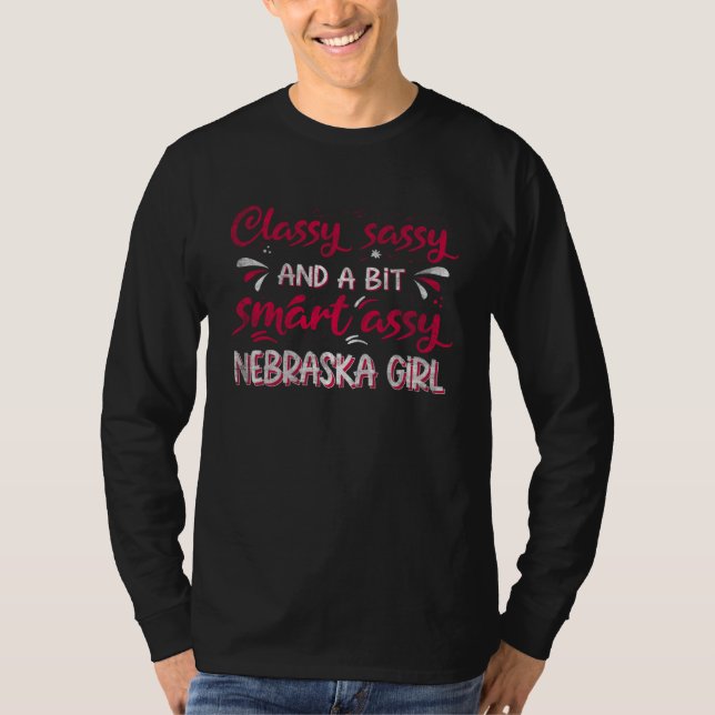 Classy Sassi And A Bit Smart Assi Nebraska Girl T Shirt (Framsida)