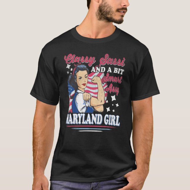 Classy Sassi och en bit smart Assi Maryland Girl T Shirt (Framsida)