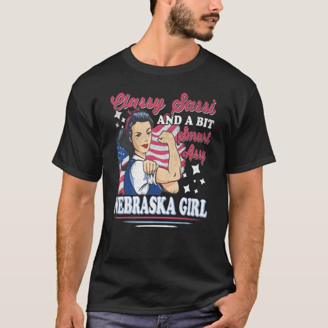 Classy Sassi och ett litet smart Assi Nebraska Gir T Shirt (Framsida)