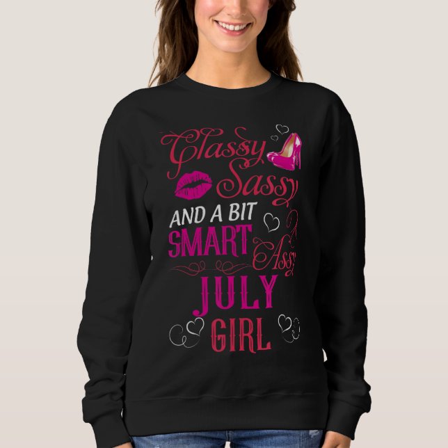 Classy Sassy och en lite smart Assy-flicka i juli T Shirt (Framsida)