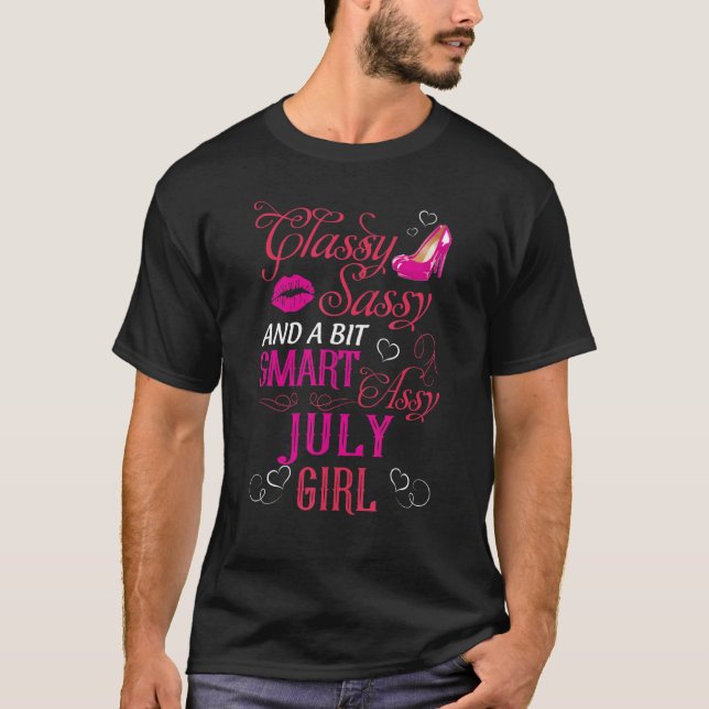Classy Sassy och en lite smart Assy-flicka i juli T Shirt (Framsida)